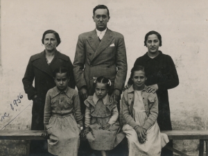 Julian Elosegi Irazusta eta bere emazte Mañu Urkiola, beraien hiru alabekin