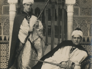 Periko Elosegi Irazusta lagun batekin Granadan