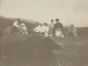 Maria Irazusta lagun artean landa-otordua egiten Larraunen