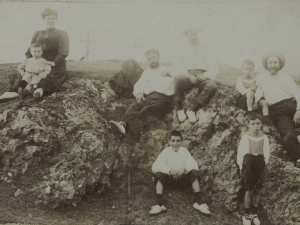 Polikarpo Elosegi eta Maria Irazusta haur eta lagunekin Albiasun