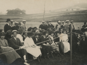 Ikusleak ekitaldia ikusten. Tartean Polikarpo Elosegi