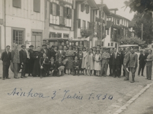 Lagun taldea Ainhoan. Tartean Polikarpo Elosegi