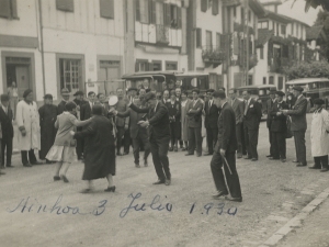 Lagun taldea Ainhoan dantzan. Ikusleen artean Polikarpo Elosegi