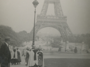 Polikarpo Elosegi Eifell dorrearen aurrean