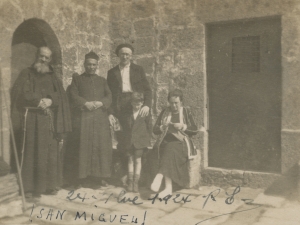 Poli Elosegi eta Maria Irazusta bertako kleroarekin Aralarko San Migelen