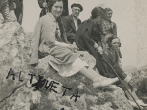 Polikarpo Elosegi lagun talde batekin Aralarko Altxueta mendi tontorrean