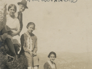 Polikarpo Elosegi lagun talde batekin Aralarko Altxueta mendi tontorrean