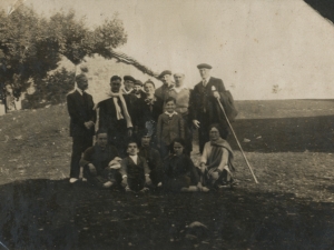 Maria Irazusta, Joakin eta Polikarpo Elosegi, besteak beste, Aralarko San Migelen