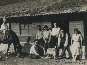 Joakin eta Polikarpo Elosegi eta azken honen seme Periko, besteak beste, Aralarko Igaratzako aterpetxean