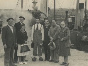 Maria Irazusta, Polikarpo Elosegi eta Pilar Sansinenea, besteak beste, Pasaiako portuan