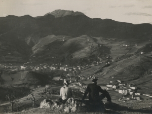 Mendi tontorretik paisaiari begira