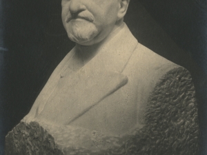 Eugenio Insaustiren eskultura, Juan Garaiaren lana