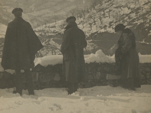 Elosegitarrak paisaiari begira