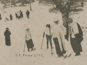 Maria Irazusta Tolosako eskiatzaile taldearekin eskiatzen