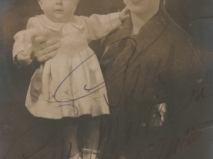 Emakumea haurrarekin