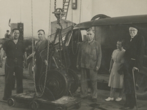 Polikarpo Elosegi eta Pilar Sansinenea langile batzuekin