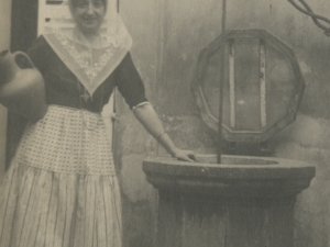 Neska gaztea ur-putzu baten ondoan