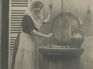 Neska gaztea ura putzutik ateratzen