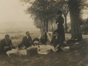 Polikarpo, Joakin eta Juan Elosegi anaiak eta Maria Irazusta landa-otordua egiten