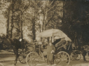 Maria Irazusta zalgurdi baten ondoan