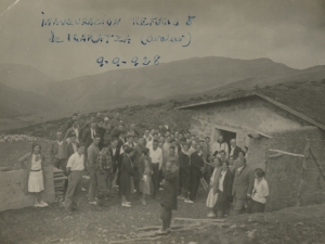 Aralarko Igaratzako aterpetxeko inaugurazioa. Bertan daude bazkideak, artzainak eta mendizaleak