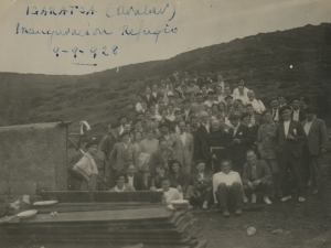 Aralarko Igaratzako aterpetxeko inaugurazioa. Bertan daude bazkideak, artzainak eta mendizaleak