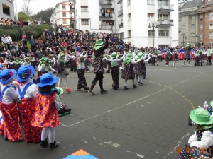 danak begira nola dantza egitendueten