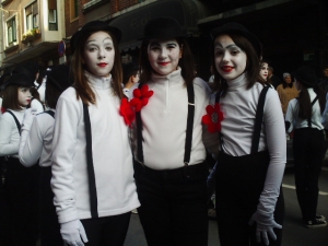 iru neska oso pozik egunontan