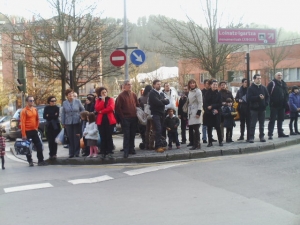 jendea begira desfilea