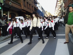 al completo dantzan sartuta