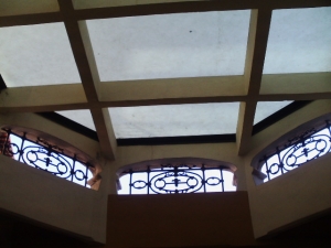 plaza azpitik gora begiratuta