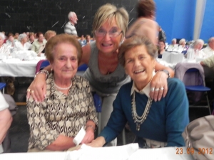 Eba y Justi con la homenajeada.