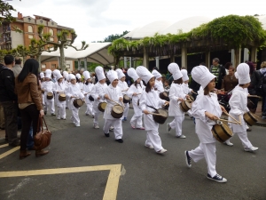 txuri txuri jantzita beasaingo Loinazetan.