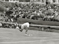 MANOLO SANTANA DURANTE UN PARTIDO DE COPA DAVIS EN EL CLUB DE TENIS DE SAN SEBASTIAN. (Foto 2/20)