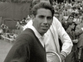 MANOLO SANTANA DURANTE UN PARTIDO DE COPA DAVIS EN EL CLUB DE TENIS DE SAN SEBASTIAN. (Foto 5/20)