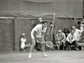 MANOLO SANTANA DURANTE UN PARTIDO DE COPA DAVIS EN EL CLUB DE TENIS DE SAN SEBASTIAN. (Foto 17/20)