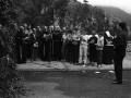 Coro de clérigos y niños cantando