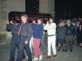 Hombres portando el féretro de Aitzol Etxaburu