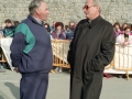 Jose Maria Setien conversando con otro hombre durante la marcha por la paz hacia Arantzazu