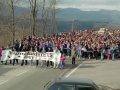 Marcha por la paz hacia Arantzazu. Sosteniendo la pancarta con el lema de la manisfestación, el obispo Jose Maria Setien