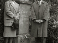 MARIA MERCEDES ESNAOLA CON SU ESPOSO ENRIQUE REPARAZ JUNTO AL BUSTO DE SU PADRE, SECUNDINO ESNAOLA. (Foto 1/1)