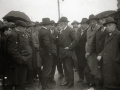 MIGUEL DE UNAMUNO CON UN GRUPO DE PERSONAS. (Foto 1/2)