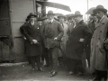 MIGUEL DE UNAMUNO CON UN GRUPO DE PERSONAS. (Foto 2/2)