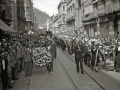 CORTEJO FUNEBRE POR LAS CALLES DE SAN SEBASTIAN. (Foto 15/17)