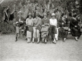 GRUPO DE MUJERES SENTADAS EN UN BANCO JUNTO A UN HOMBRE QUE LLEVA UNA CAMARA FOTOGRAFICA. (Foto 1/1)