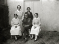 DIFERENTES AUTORIDADES MILITARES ACOMPAÑADAS POR UN GRUPO DE ENFERMERAS EN UN RECINTO HOSPITALARIO. (Foto 2/5)