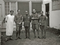 DIFERENTES AUTORIDADES MILITARES ACOMPAÑADAS POR UN GRUPO DE ENFERMERAS EN UN RECINTO HOSPITALARIO. (Foto 3/5)