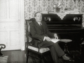 EL ESCRITOR JOSE MARTINEZ RUIZ "AZORIN" SENTADO JUNTO A UN PIANO. (Foto 1/1)