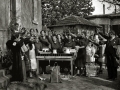 REPARTO DE COMIDA POR MUJERES DE LA SECCION FEMENINA. (Foto 1/14)