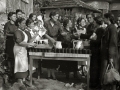 REPARTO DE COMIDA POR MUJERES DE LA SECCION FEMENINA. (Foto 3/14)